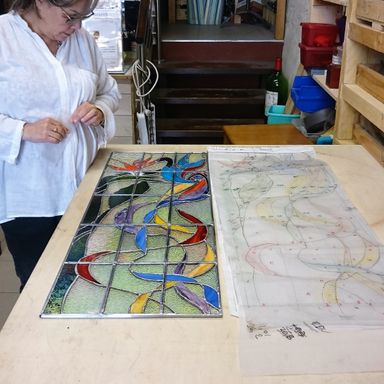 Atelier Vitrail du Léman Houria une élève appliquée