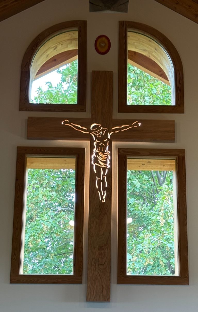 Le croix qui équipe la chapelle de Solaison en Haute Savoie, bientôt équipée de ses vitraux.