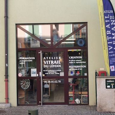 Atelier vitrail du Léman le travail de Tony le perfectionniste
